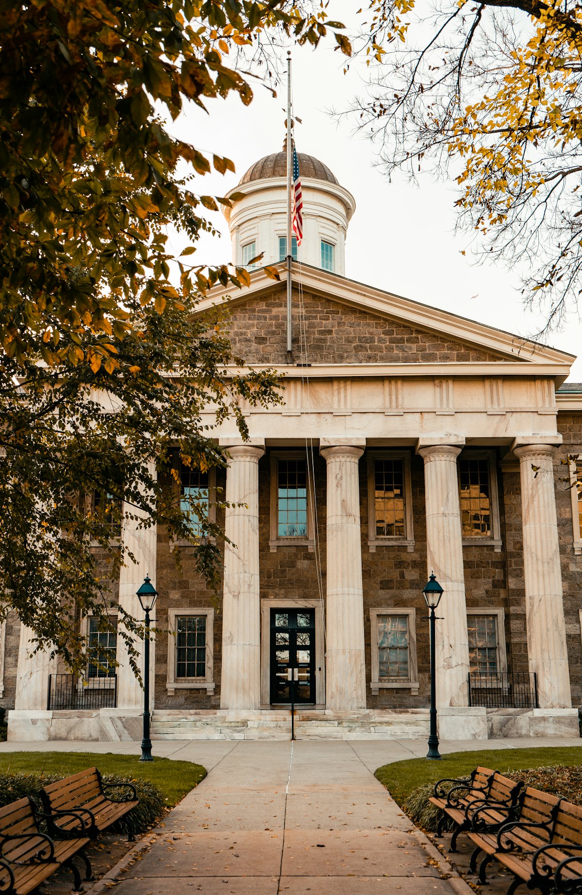 Courthouse Steps — Wrightwood Abogados Fuertes Lawyer, Wrightwood CA